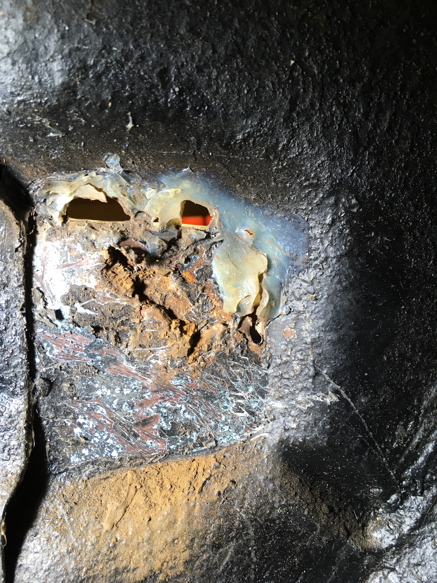 LowerHingeInside2.JPG