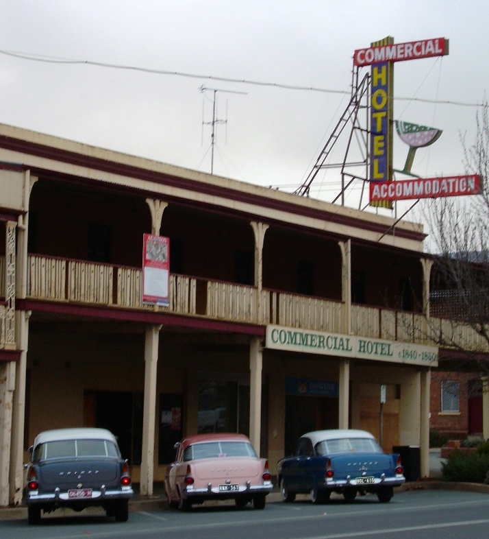 Old Pub in Yass, awesome 50's Sign on top