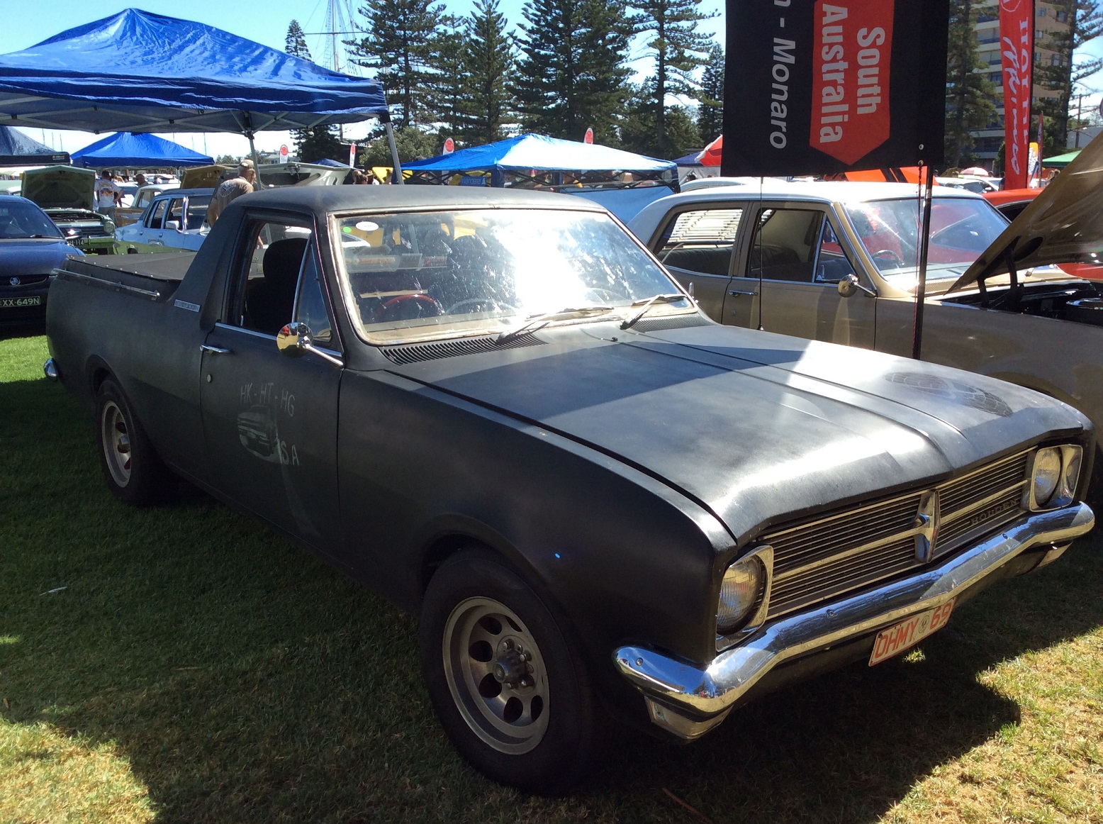 Flat balck ute.jpg