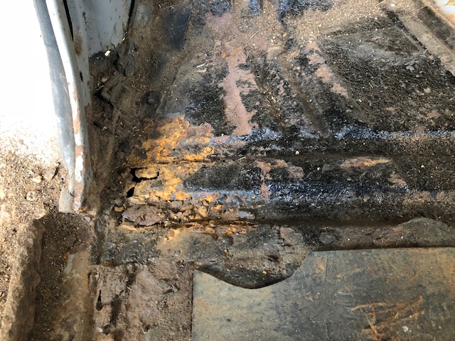 passenger floor rust.jpg
